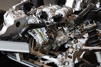 ドライサンプを採用した新開発の「GR GT」用V8エンジン。Vバンクの上方にはIHI製のターボが2基組み込まれている。