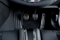 ABCペダルはおよそ一本分ずつ右にオフセットしている。クラッチペダルはカーボンシェルバケットシートの中央正面付近にある。