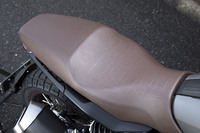 クラシックなデザインが目を引くブラウンのアビエータ―シートは、厚みも十分で、快適な座り心地を提供する。