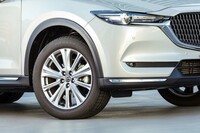 高輝度塗装が細越された「エクスクルーシブモード」の19インチホイール。「CX-8」のホイールは、エントリーグレード(17インチ)を除き19インチサイズとなる。