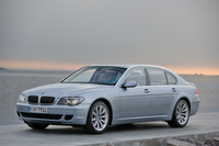 「BMWハイドロジェン7」は、ガソリンと水素の両方で走行可能なモデルであり、航続距離はガソリンで500km、水素で200kmとされていた。