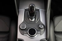 センターコンソールには、8段ATのシフトセレクターや、走行モード切り替え機構の「D.N.A.ドライビングモードシステム」、インフォテインメントシステムなどのコントローラーが配されている。