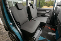 前後席間距離が35mm延びたことで、足元スペースのゆとりが増した後席。スライド調整機構は左右独立式で、利便性に優れる。