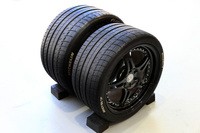 過日のオートバックス代官山入庫時に、荒川カメラマンが撮影した「ミシュラン・パイロットスポーツ」の写真。溝はまだ残っていたんだけどね……。(写真=荒川正幸)