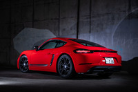 「718ケイマンT」のボディーサイズは全長×全幅×全高=4379×1801×1276mm、ホイールベースは2475mm。車重は1380kg(DIN)と発表されている。