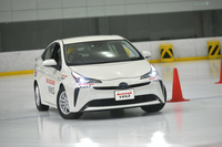 アイススケートリンクで行われた試走会の様子。これまでのモデルチェンジ時と同様、「VRX3」でも過去の製品からの着実な進歩が感じられた。