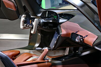 「ポルシェ・ミッションX」に備わる助手席側のデジタル/アナログストップウオッチは、ドライバーとあらゆる情報を共有できる。