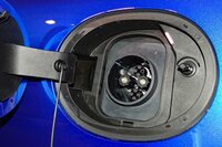 BMWが「MINIクーパー3ドア」を発売 日本での量販モデルとして初の電気自動車を設定の画像