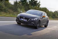 スカイアクティブXのエンジンノイズは、従来のガソリンエンジンに遜色ないほど低く抑えられている。自着火エンジンとは思えない静かだ。