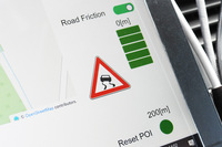 2周目は「情報を提供される側」のクルマの状態を体験。障害が接近すると、画面上の表示と音で警告がなされた。