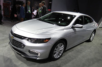 シボレーのブースに展示されていた「マリブ ハイブリッド」。今やアメリカのメーカーも、普通のクルマに普通にハイブリッドをラインナップしている。