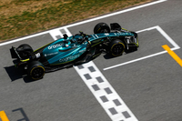 “グリーン・レッドブル”登場? 今季開幕から出遅れたアストンマーティンは、「AMR22」に大がかりな改修を施し、ほぼ“Bスペック”といっていい仕様でスペインに乗り込んできた。サイドポッドからリアにかけてのフォルムなど随所に“レッドブルらしさ”が散見され周囲も色めきたったのだが、ルールメーカーのFIA(国際自動車連盟)は事前調査の結果、禁止されている「リバースエンジニアリング」(既成物を観察、分解するなどして構造を理解する手法)や知的財産権の問題はないとしている。実際のコース上では、その外見ほど目立った結果は残せず、予選では2台ともQ1落ちとなるセバスチャン・ベッテル16位、ランス・ストロール(写真)18位(フェルナンド・アロンソのパワーユニット交換で繰り上がり17位)。レースではベッテル11位、ストロール15位。(Photo=Aston Martin)