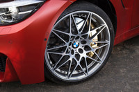 20インチの鍛造アルミホイール。タイヤサイズは前が265/30ZR20、後ろが285/30ZR20で、「ミシュラン・パイロットスーパースポーツ」が装着されていた。