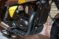 エンジンは排気量334ccの水冷単気筒DOHC 4バルブ。空冷でSOHCの「ロイヤルエンフィールド・ハンター350」や「ホンダGB350」とは大きく異なるポイントだ。