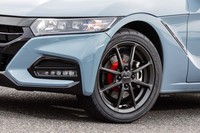 ステルスブラックに塗られた「S660モデューロX バージョンZ」専用ホイール。ホイールそのものの剛性の高さよりも、ホイールがしなることで得られる接地面圧の高さを重視し開発されている。