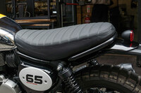 タックロールが施されたシートの質感は上々。シート高は820mmと、やや高めだ。(写真:河野正士)