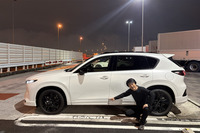 「CX-5 L」のボディーサイズは全長×全幅×全高=4705×1840×1720mm、ホイールベースは2705mm。先代比で全長が115mm長くなっているが、夜に見ると「CX-80」と同じくらいデカく感じる。