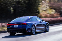 オプションの「ダイナミックプラスパッケージ」を選択すると速度リミッターが解除され、トップスピードを305km/hに引き上げることができる。WLTCモード燃費値は7.6km/リッターと発表されている。