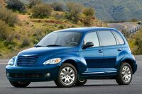 2000年から2010年にかけて生産・販売された「クライスラーPTクルーザー」。スタイリングそのものは全然異なるが、ボディーから張り出したフェンダーと、そこについたヘッドランプ、フタのように上からかぶせたボンネット、ボディーを水平に一周するプレスライン……と、似たようなモチーフが新型「スイフト」でも随所に取り入れられている。