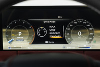 メーター用(写真)とインフォテインメント用のディスプレイはどちらも14.3インチ。ドライブモードはここに写っているほかに「エコ」「スポーツ」もある。