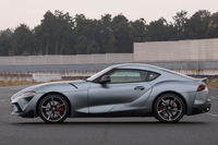 新型「スープラ」のサイドビュー。ボディーサイズの都合もあってか、全体的に凝縮感が増している点と、ボテッと厚みのあるフロントまわりが「FT-1」とは大きく異なる。