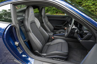 シートはサポート部にレザーを、中央部にはタータンチェックのファブリックを使った専用仕立てとなっている。