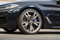 足まわりには「M5」由来の電子制御サスペンション「アダプティブMサスペンション」を装備。オプションで、電子制御スタビライザーを備えた「アダプティブMサスペンション・プロフェッショナル」も用意される。