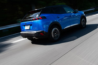 運転支援システムは従来モデルから飛躍的に進化。ストップ&ゴー機能付きのアダプティブクルーズコントロールや、レーンポジショニングアシストなどが装備される。