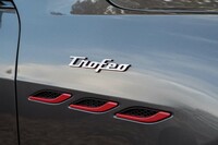 フロントフェンダーには赤の差し色入りの3連エアベントとともに「Trofeo」バッジがあしらわれる。