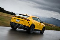 前後のトルク配分は、平時は前40:後ろ60。走行状態により、フロントに最大70%、リアには最大87%のトルクが伝達されるようになる。後輪の操舵システムも備わる。