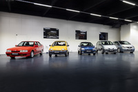 向かって左から、1990年代前半にドイツのスーパーサルーンに匹敵する速さを披露した「21ターボ」、1992年製の初代「トゥインゴ」の量産試作車、名ホットハッチの呼び声高い1993年「クリオ ウィリアムズ」、1998年「メガーヌ セニックRXT」、そして1999年の「アヴァンタイム」。