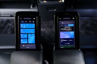 各種快適装備の操作に用いる、脱着式の「リアマルチオペレーションパネル」。“スマホ感覚”での操作が可能で、各種機能を3タブで呼び出せるよう、階層も整理されている。