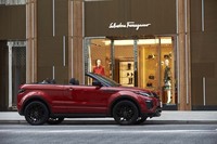 ショルダーラインから上にはウインドシールドだけが残る、SUVとしては斬新なスタイル。試乗車のボディーカラーは「フィレンツェ・レッド」。