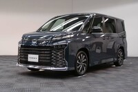 「ノア」の姉妹車「ヴォクシー」も引き続きラインナップされる。強烈な個性を放つフロントフェイスで存在感をアピール。