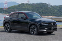 「MX-30ロータリーEV」の発売にあたり設定された特別仕様車「エディションR」。車両本体価格は491万7000円。
