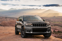 2025年2月に導入が発表された「ジープ・グランドチェロキー」の特別仕様車「グランドチェロキー ファイナルエディション」。グランドチェロキーの右ハンドル車の生産が終了するのにともない、日本における“最後のグランドチェロキー”として販売される。ブラックで統一したエンブレムやホイールなどの採用が特徴で、車両本体価格は810万円。