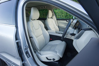 「インスクリプション」に装備される、パーフォレーテッド・ファインナッパレザーのシート。電動調整機構に加え、シートヒーターやベンチレーション機能、マッサージ機能なども用意される。