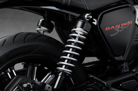 サスペンションは、前がテレスコピック式の正立フォーク、後ろが5段階の調整機構を備えたツインショックアブソーバーの組み合わせとなる。