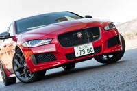 エクステリアでは、フロントグリルサラウンドやウィンドウサラウンド、サイドベント、サイドシル、ミラーキャップなど、各所がダークサテングレーでコーディネートされている。