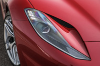 エアインテークと一体でデザインされたヘッドランプはフルLED式。