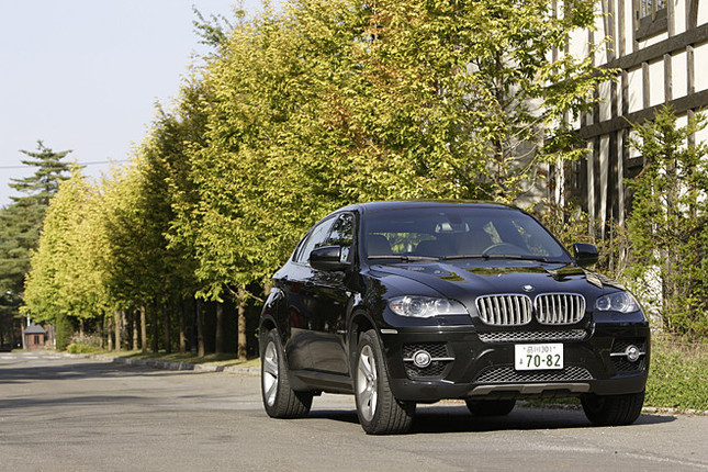 【スペック】全長×全幅×全高=4885×1985×1690mm/ホイールベース=2935mm/車重=2330kg/駆動方式=フルタイム4WD/4.4リッターV8DOHC32バルブターボ(407ps/5500rpm、61.2kgm/1750-4500rpm)/価格=1070万円(テスト車=1077万2000円/ステアリングホイールヒーティング=3万2000円/フロントコンフォートシート=4万円)