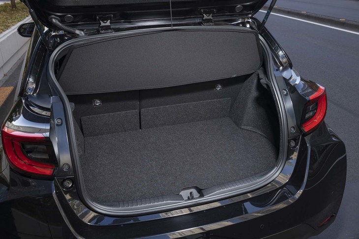 荷室の容量は4人乗車時で174リッター。奥行きは574mm、幅は1081mmとなっている。