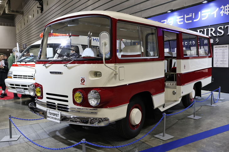 今回、衝撃を受けた車両の1台である、トヨタモビリティ神奈川が出展した1962年「トヨペット・マイクロバスII型」。小型キャブオーバートラックである「ダイナ(RK160)」のシャシーに架装された小型バスで、ほとんど朽ちていたものをレストアしたという。隣にチラッと見える救急車は、「ハイエース」をベースとする車体に初代「セルシオ」などに使われていた4リッターV8の1UZ-FEを積んだ「トヨタ・ハイメディック」。