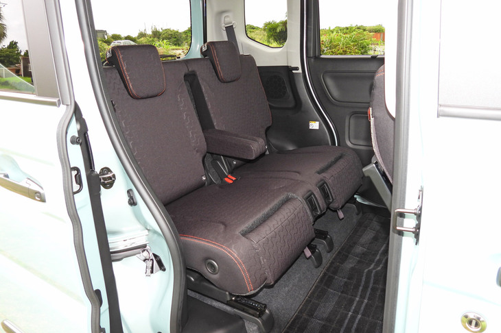 スズキ・スペーシア ギア ハイブリッドXZターボ(リアシート)