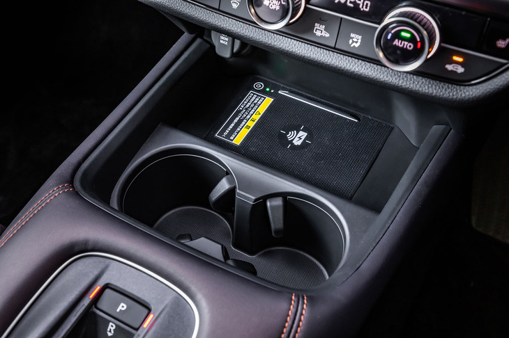 ホンダZR-V e:HEV Z(スマートフォントレイとドリンクホルダー)