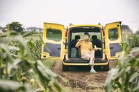 収穫したてのトウモロコシを、その場で早速いただく。観音開きのドアを持つ「カングー」の荷室は、ベンチとしてもちょうどいい。