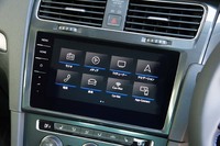 インフォテインメントシステムの「Discover Pro」には、充電予約のできる「eマネージャー」や、オンライン充電ステーション検索機能など、電動化車両専用メニューが追加されている。