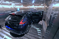 自動車をすっぽり飲み込む巨大な恒温槽は、-50℃から100℃の間で温度の調整が可能。内外装の耐久性のチェックなどに用いられる。