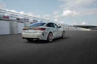 AWDらしいスタビリティーの強さに支配された「B3 GT」に対し、「B4 GT」(写真)はFR的な性格づけがなされていた。ボディーの硬さに対するアシの柔らかさ、500PSオーバーというイメージを覆すような扱いやすさは“いかにもアルピナ”という印象だった。