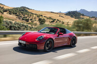 スペイン・マラガのワインディングロードを走る「911タルガ4 GTS」。オープントップのGTSとしては、同車のほかに電動ソフトトップの「911カレラ4 GTSカブリオレ」も用意される。
